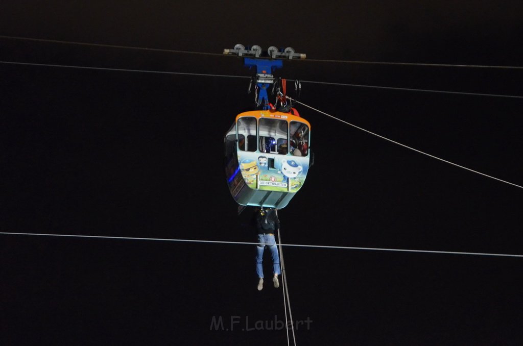 Einsatz BF Hoehenretter Koelner Seilbahn Hoehe Zoobruecke P2426.JPG